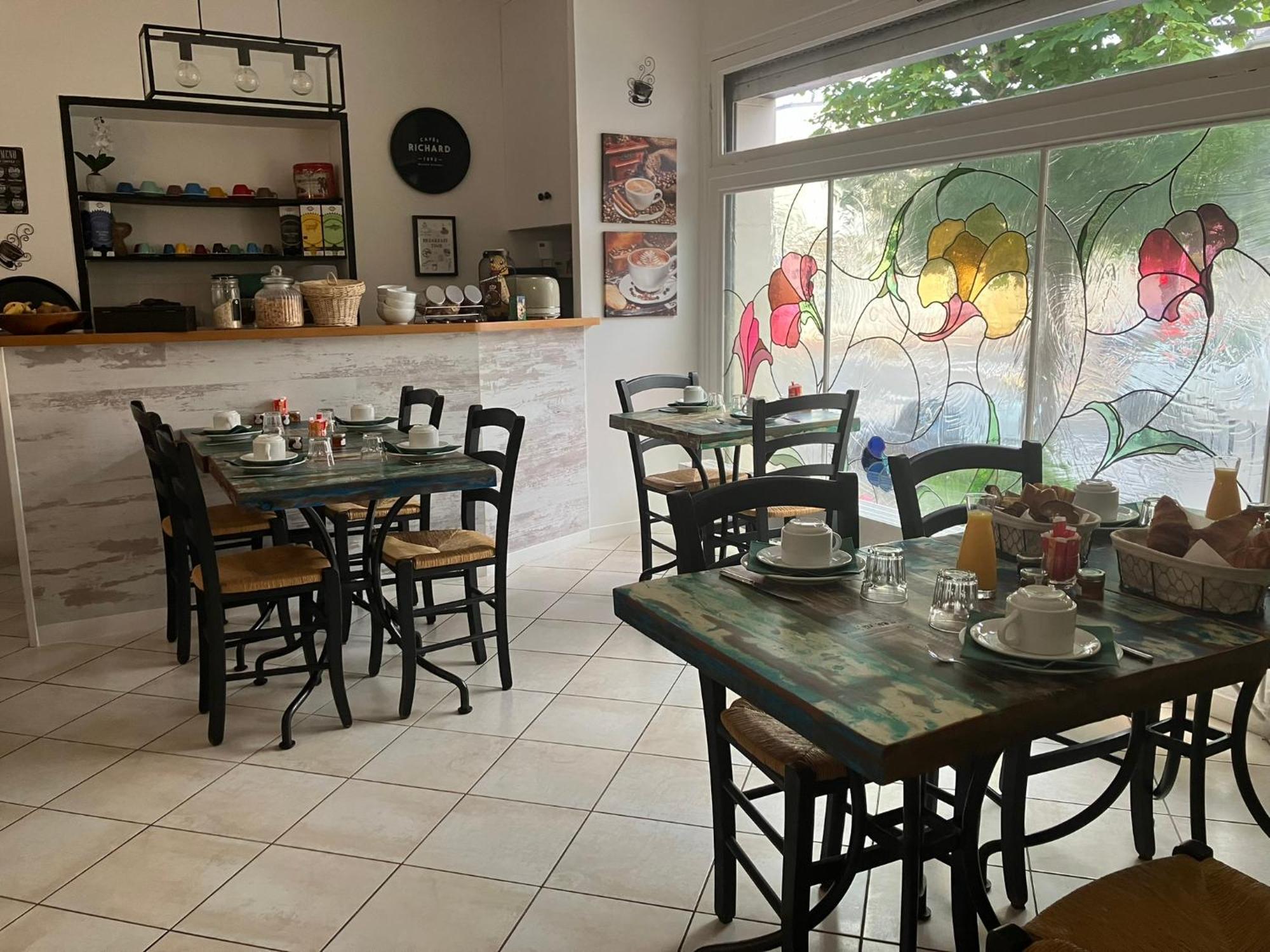 Hotel De La Cote Fleurie Довил Екстериор снимка